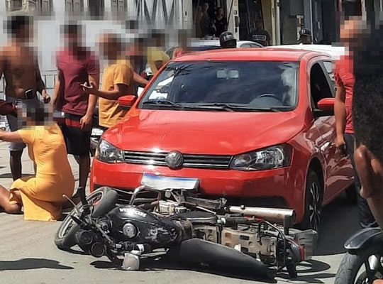 Santaluz: Mulher fica ferida em colisão entre carro e moto no Centro