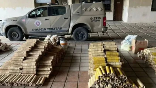 PM desarticula fábrica clandestina de espadas juninas e apreende 700 kg de pólvora no interior da Bahia 