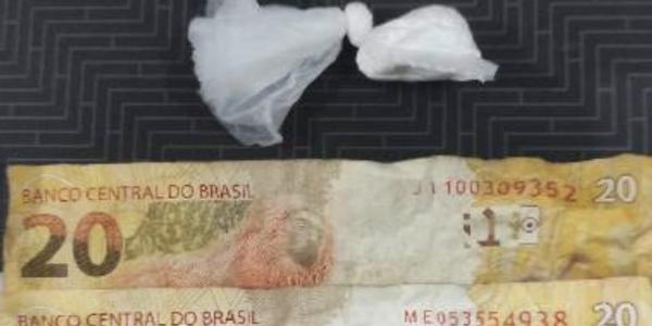Homem é conduzido à delegacia por porte de drogas em Serrinha