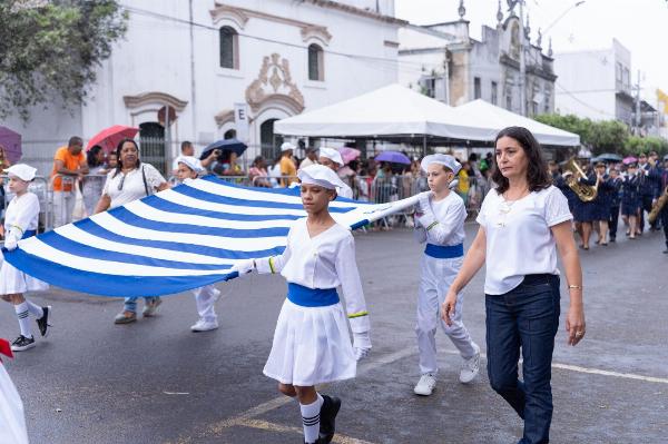 SERRINHA - Desfile de 7 de Setembro reúne centenas de pessoas na Praça Luiz Nogueira