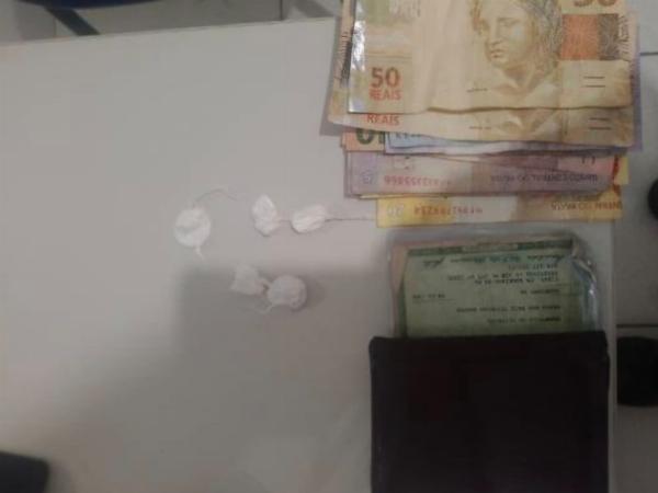 SERRINHA - Dupla foge da PM na BA-233 mas é interceptada e presa com cocaína na zona rural