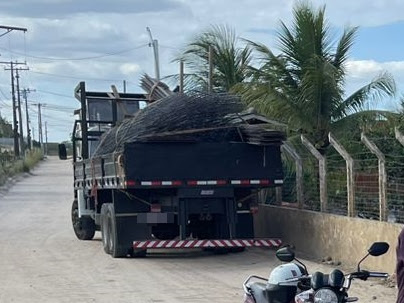 Homem fica ferido após cair de caminhão carregado de ferro em Conceição do Coité.