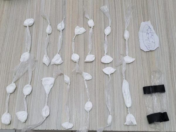 Suspeita é flagrada com 28 porções de cocaína e é levada à delegacia em Conceição do Coité