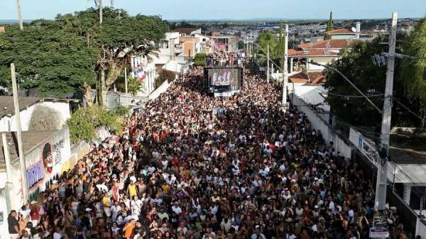 Bell Marques arrasta multidão em Serrinha durante o São João 2025