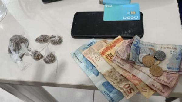 SERRINHA - Mulher é conduzida à Delegacia por suspeita de tráfico de drogas