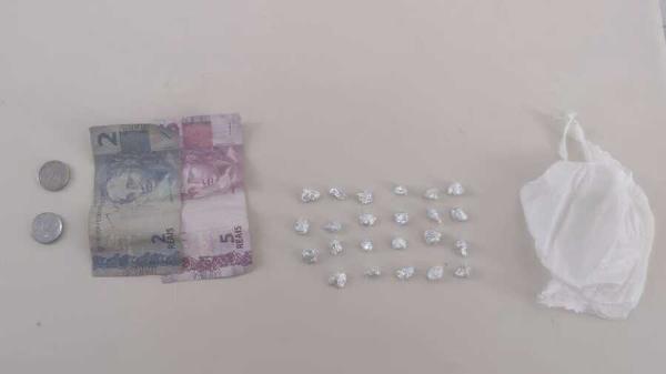 SERRINHA - Homem é conduzido à Delegacia com 23 pedras de crack no Centro