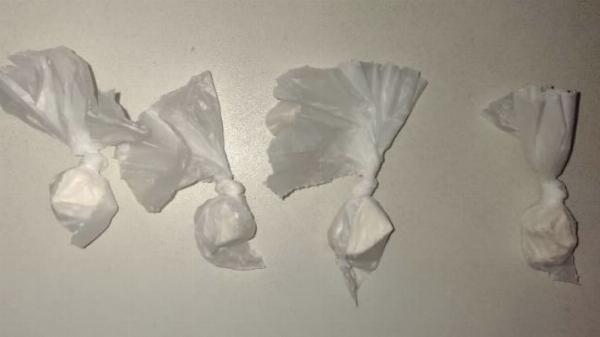 Mulher é flagrada com drogas durante abordagem da PM em Serrinha