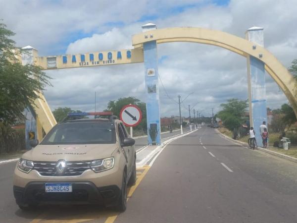 Irmão é acusado de ameaçar outro com arma ao circular repetidamente em frente à residência em Barrocas