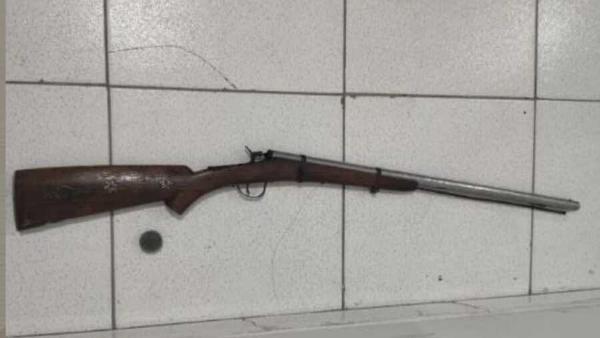 SERRINHA - Polícia apreende espingarda após suspeito fugir de abordagem 
