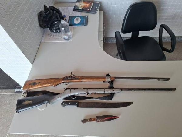 ARACI - Mulher denuncia violência doméstica e polícia apreende armas em propriedade na zona rural