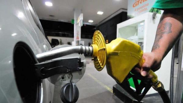 Petrobras reduz preço da gasolina em 5,2% a partir desta terça