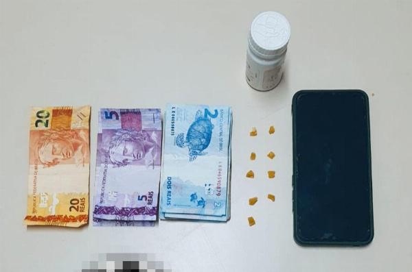 SERRINHA - HOMEM É DETIDO E MENOR APREENDIDO APÓS FLAGRA COM DROGAS NO CENTRO