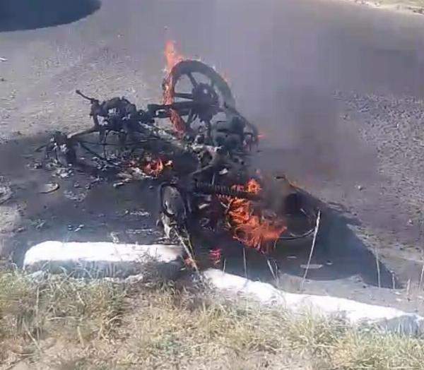 SERRINHA - Motocicleta pega fogo após colidir em passeio na rotatória da BR-116 Norte